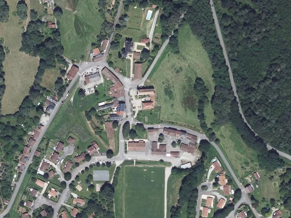 Vue aérienne du centre de Eyjeaux autour de la mairie