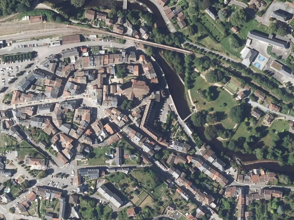 Vue aérienne du centre de Eymoutiers autour de la mairie
