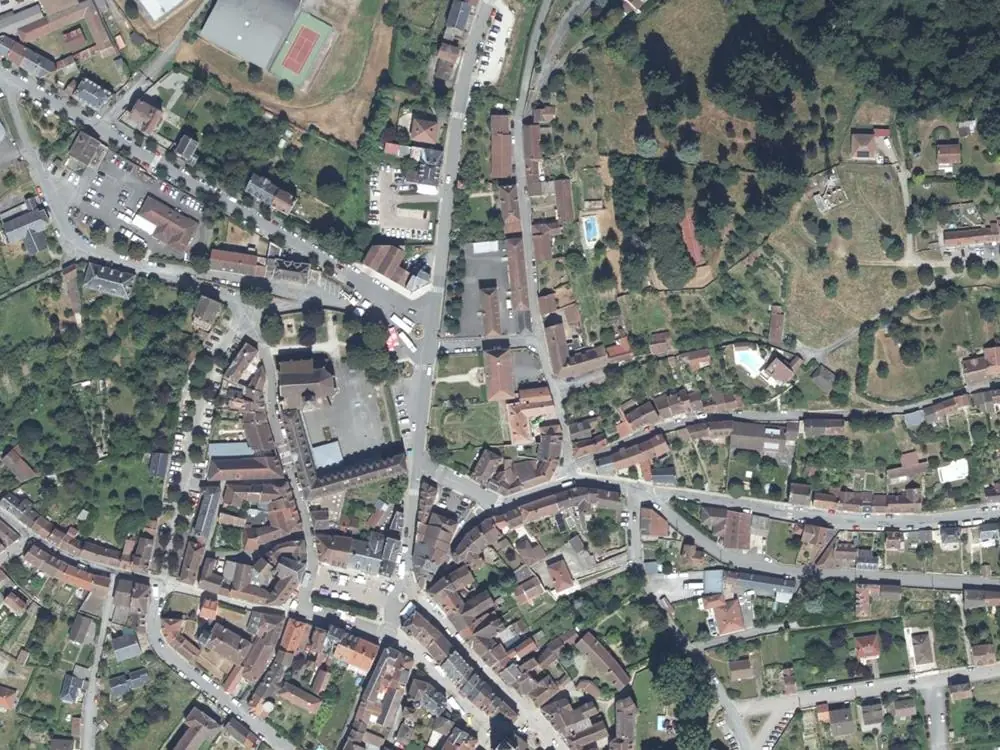 Vue aérienne du centre de Felletin autour de la mairie