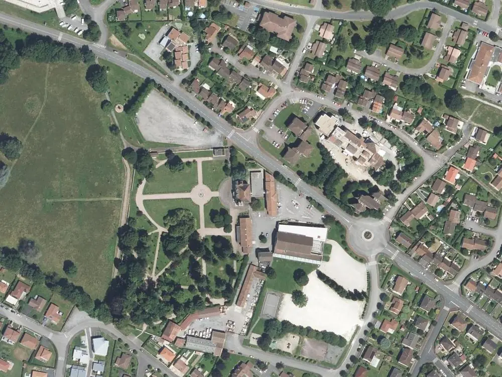 Vue aérienne du centre de Feytiat autour de la mairie