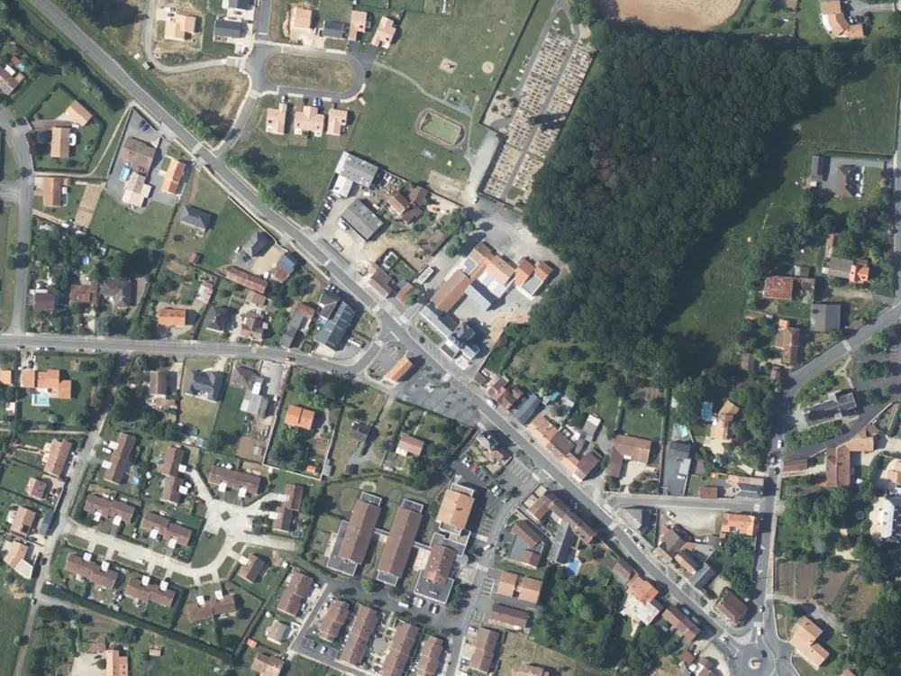 Vue aérienne du centre de Fleuré autour de la mairie