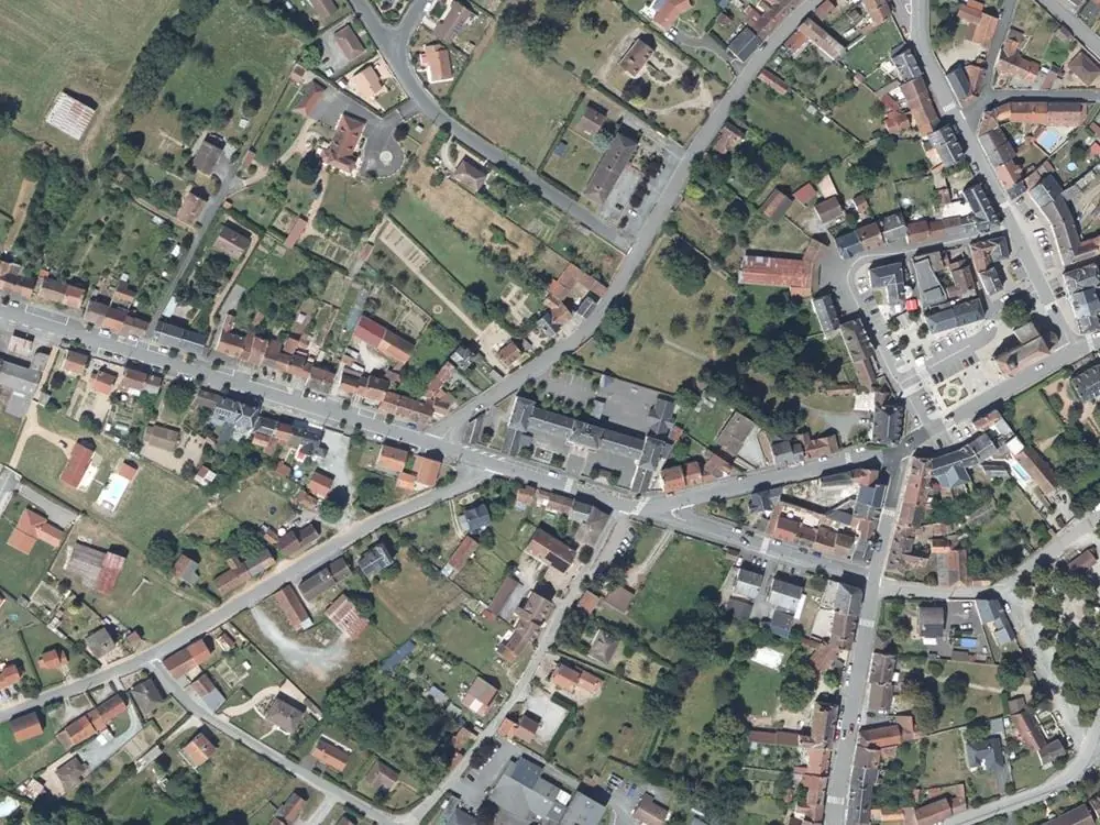 Vue aérienne du centre de Gouzon autour de la mairie