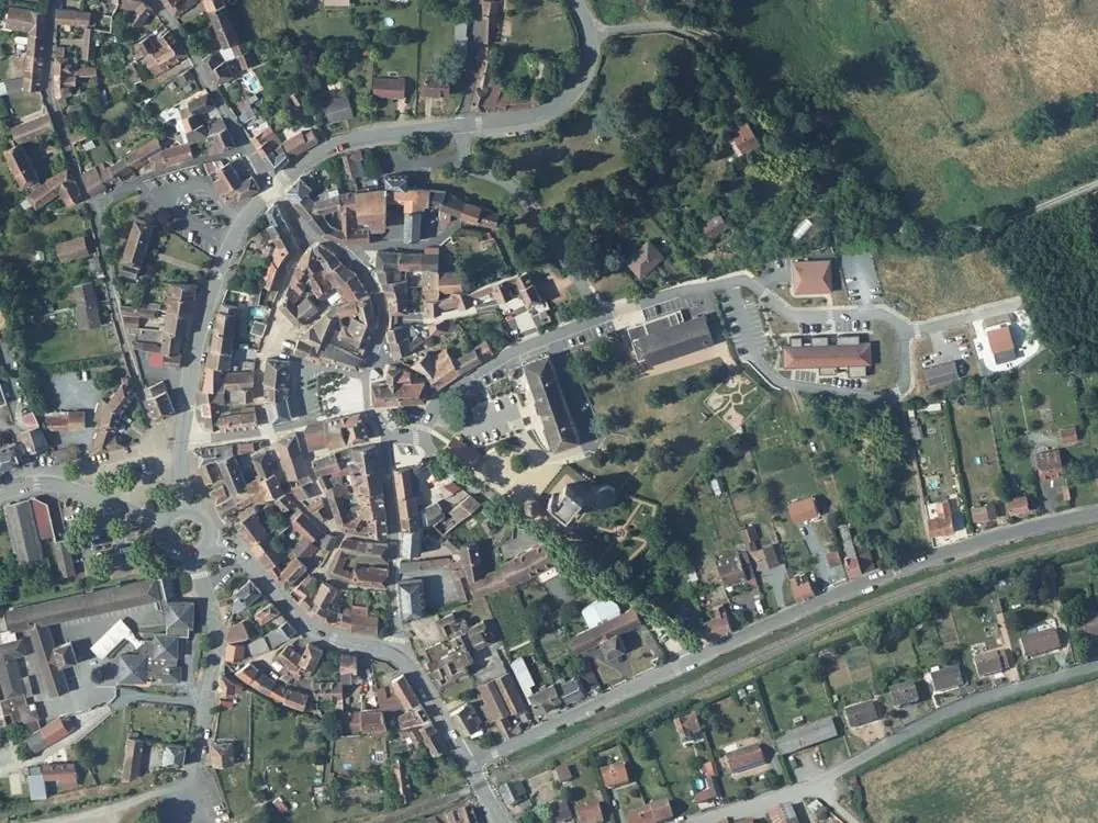Vue aérienne du centre de Huriel autour de la mairie
