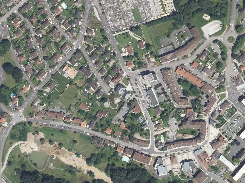 Vue aérienne du centre de Isle autour de la mairie