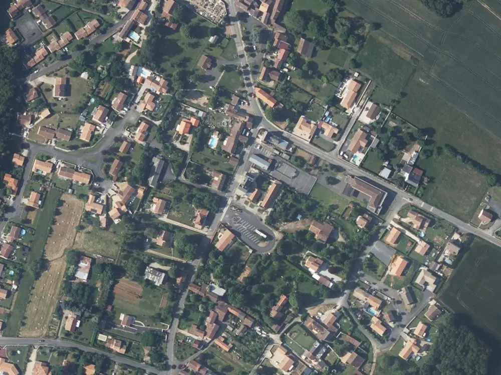 Vue aérienne du centre de Jardres autour de la mairie