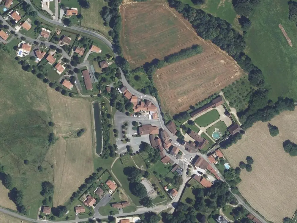 Vue aérienne du centre de Jourgnac autour de la mairie