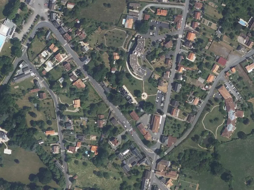 Vue aérienne du centre de L'Isle-Jourdain autour de la mairie