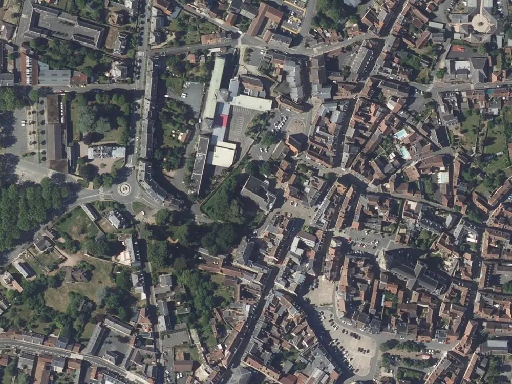 Vue aérienne du centre de La Châtre autour de la mairie