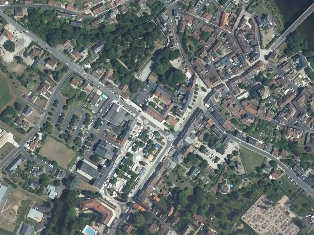 Vue aérienne du centre de La Roche-Posay autour de la mairie