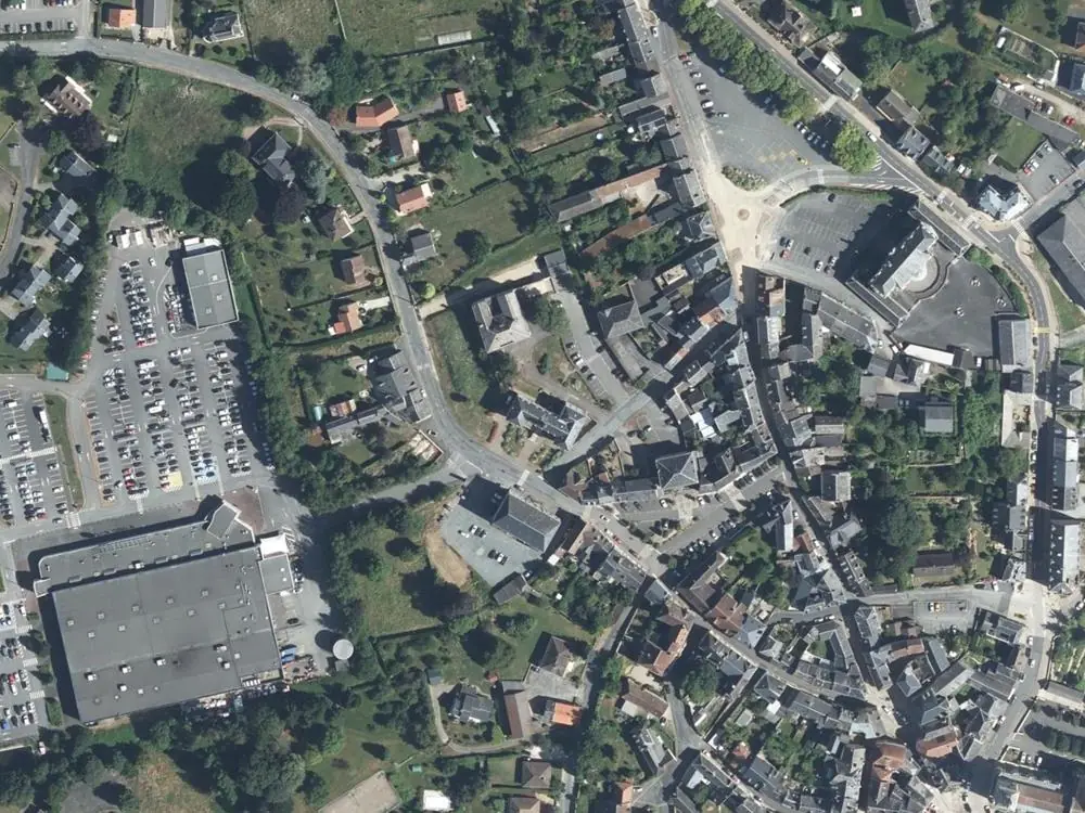 Vue aérienne du centre de La Souterraine autour de la mairie
