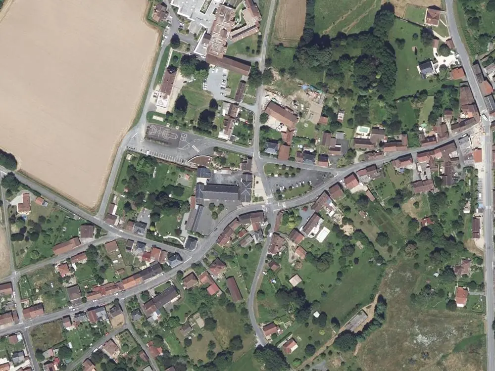 Vue aérienne du centre de Ladignac-le-Long autour de la mairie