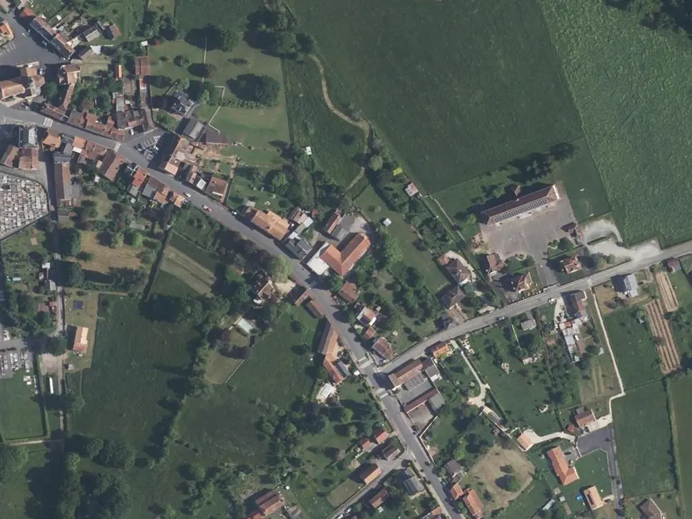 Vue aérienne du centre de Lathus-Saint-Rémy autour de la mairie
