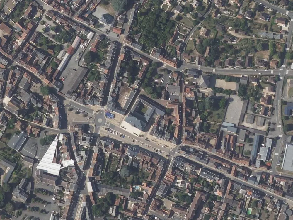 Vue aérienne du centre de Le Blanc autour de la mairie