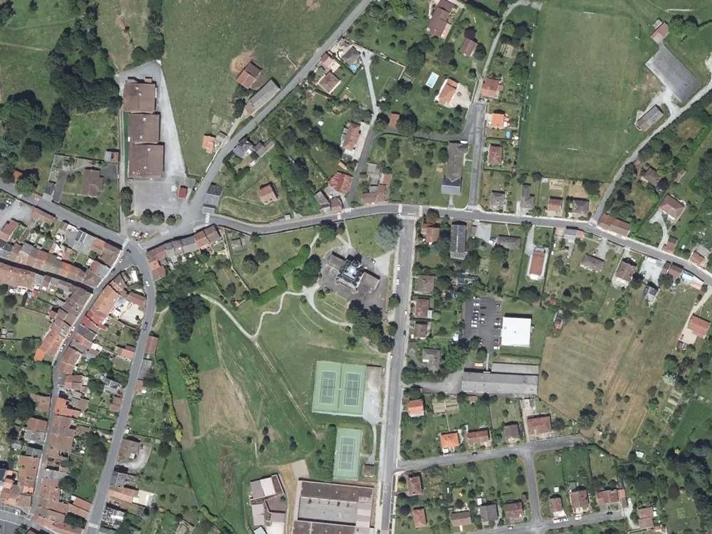 Vue aérienne du centre de Le Dorat autour de la mairie