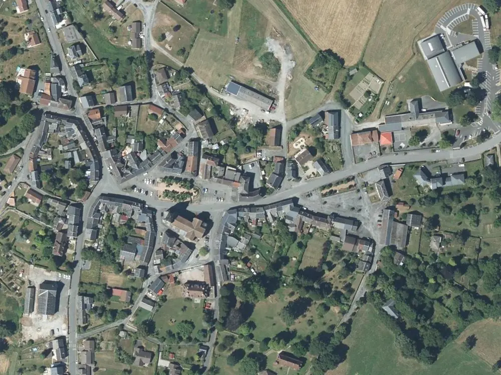 Vue aérienne du centre de Le Grand-Bourg autour de la mairie