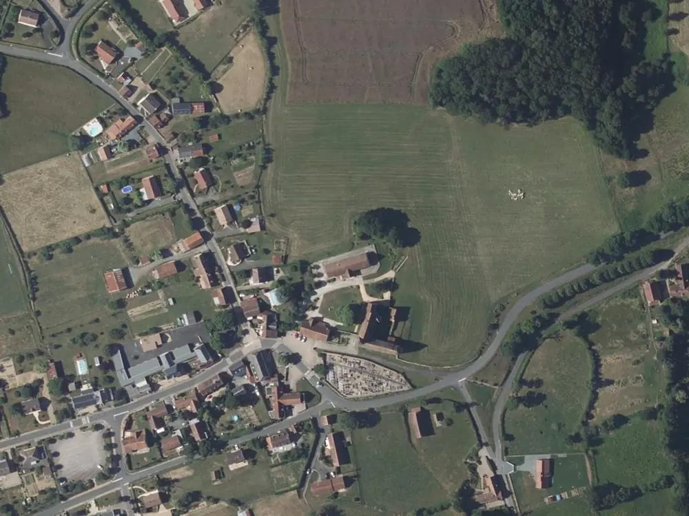 Vue aérienne du centre de Le Magny autour de la mairie