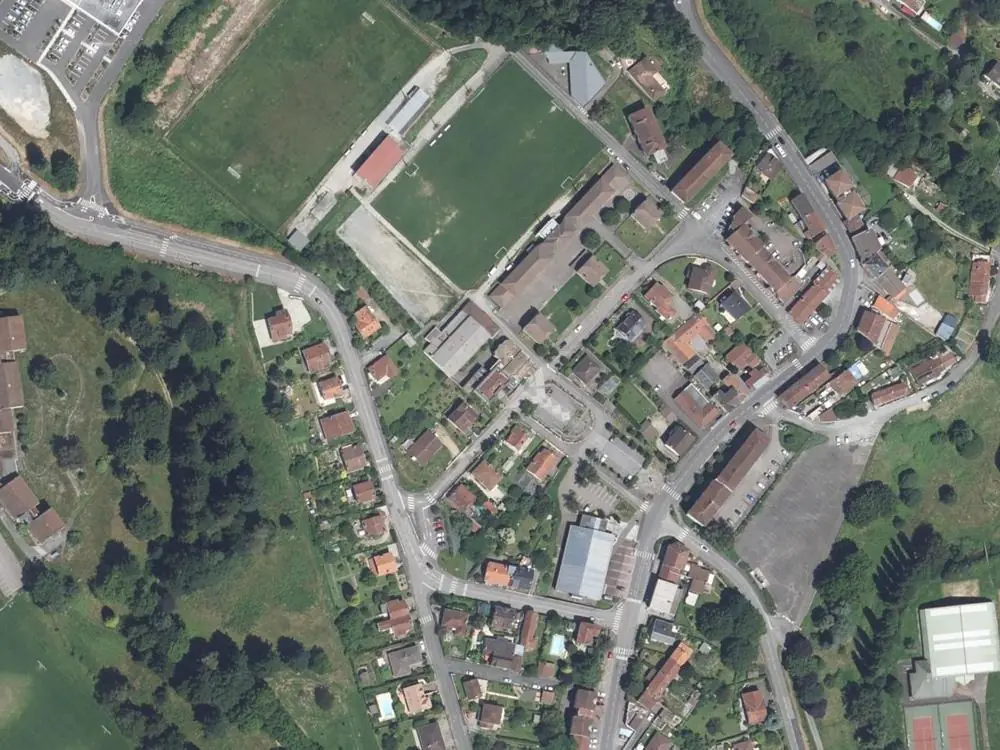 Vue aérienne du centre de Le Palais-sur-Vienne autour de la mairie