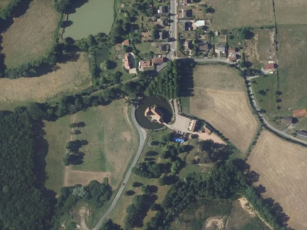 Vue aérienne du centre de Le Pêchereau autour de la mairie