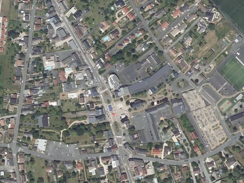 Vue aérienne du centre de Le Poinçonnet autour de la mairie