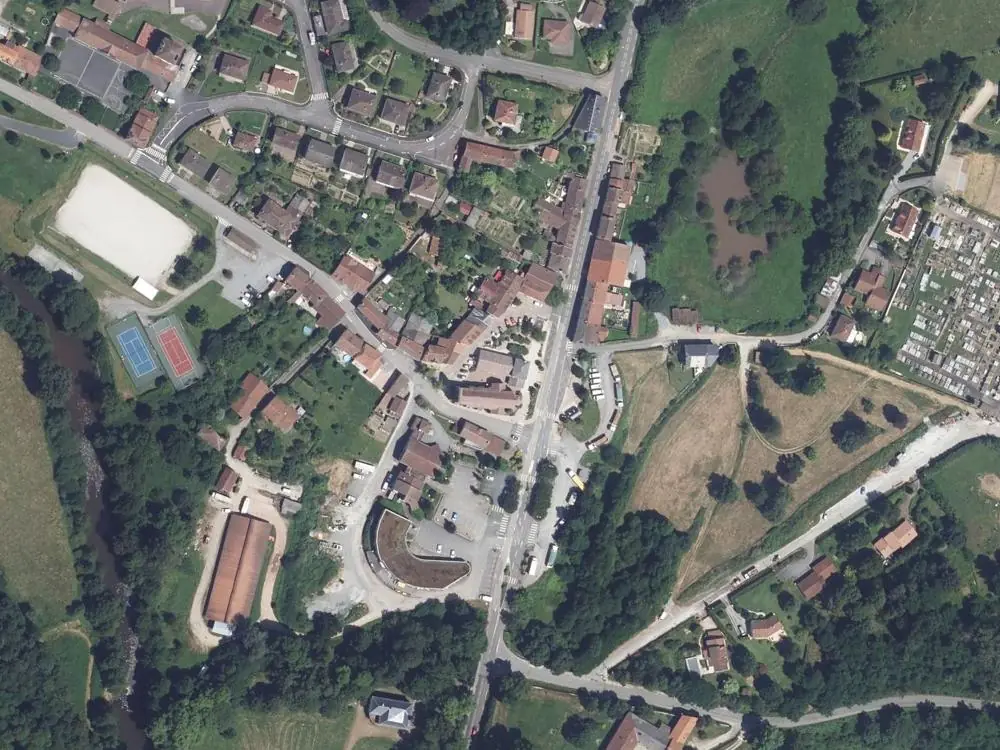 Vue aérienne du centre de Le Vigen autour de la mairie