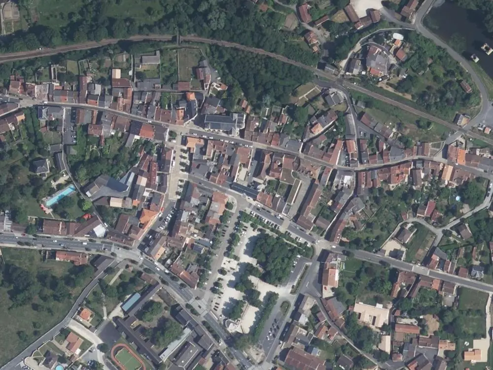Vue aérienne du centre de Lussac-les-Châteaux autour de la mairie