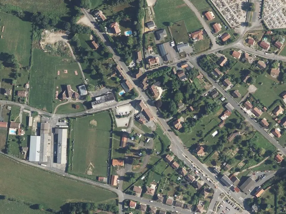 Vue aérienne du centre de Magnac-Bourg autour de la mairie
