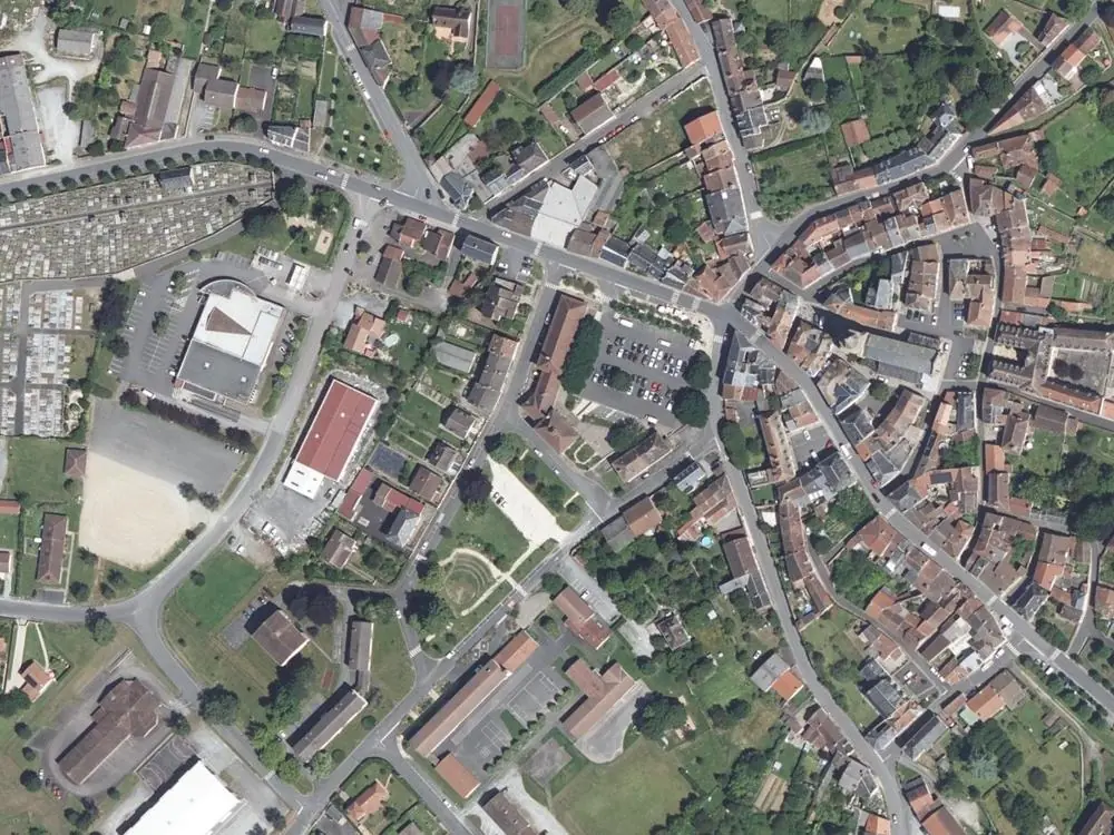 Vue aérienne du centre de Magnac-Laval autour de la mairie