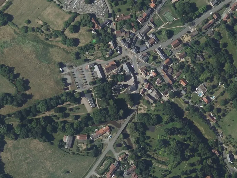 Vue aérienne du centre de Montgivray autour de la mairie