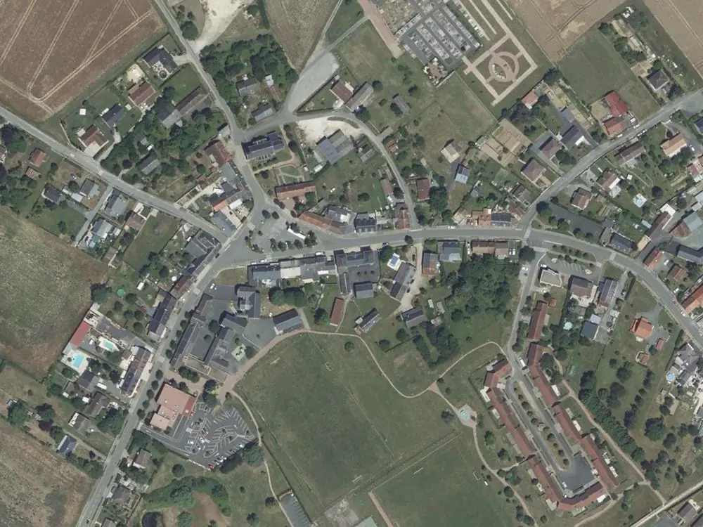Vue aérienne du centre de Montierchaume autour de la mairie