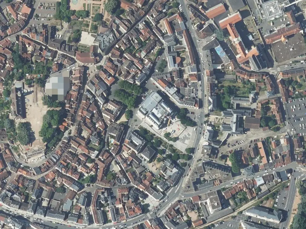Vue aérienne du centre de Montluçon autour de la mairie