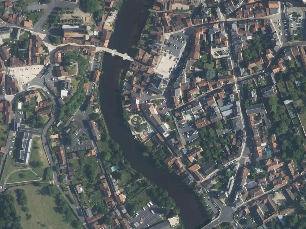 Vue aérienne du centre de Montmorillon autour de la mairie