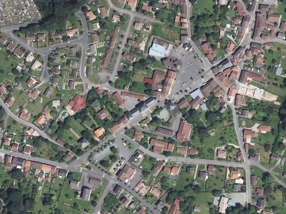 Vue aérienne du centre de Nantiat autour de la mairie