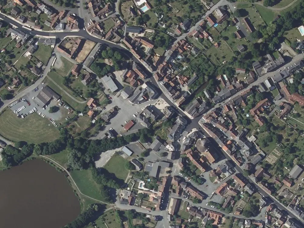 Vue aérienne du centre de Neuvy-Saint-Sépulchre autour de la mairie