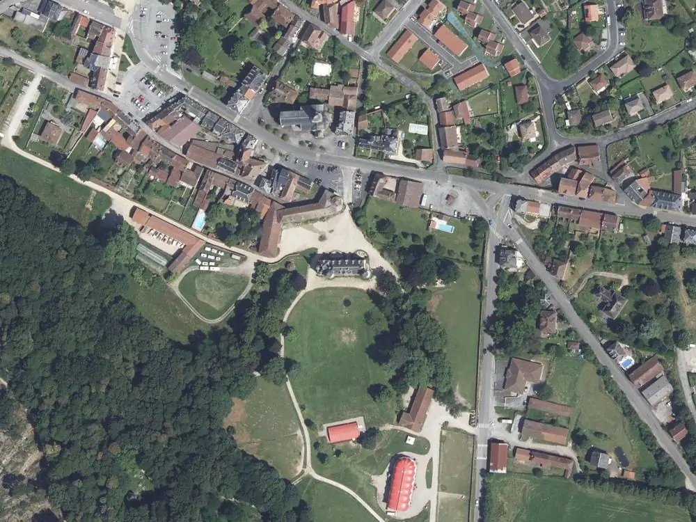 Vue aérienne du centre de Nexon autour de la mairie