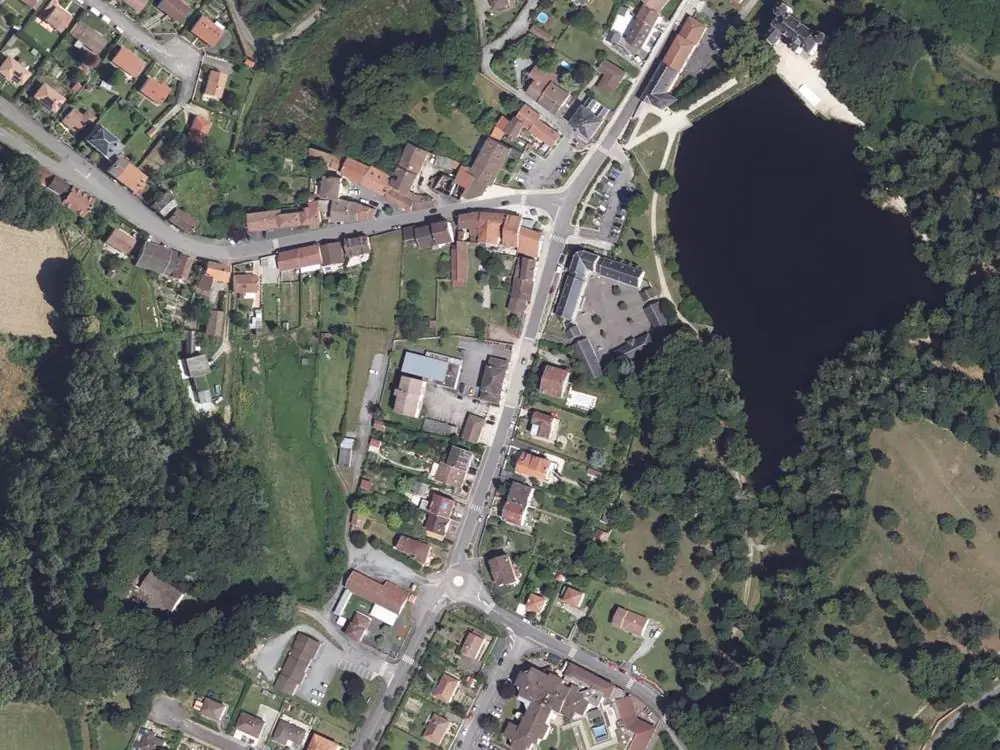 Vue aérienne du centre de Nieul autour de la mairie