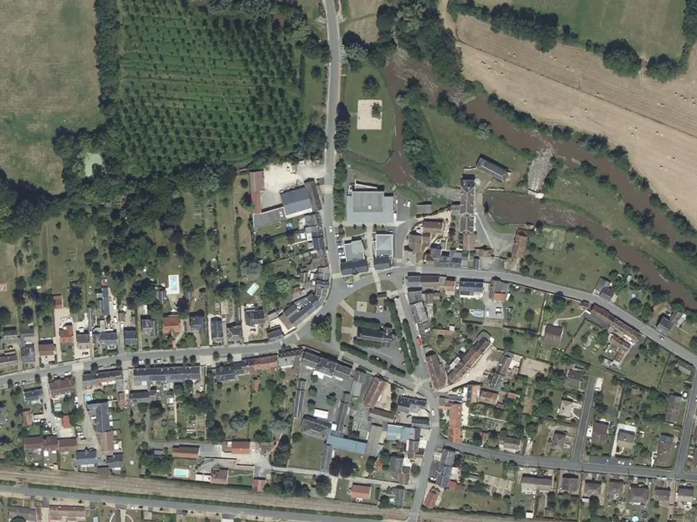 Vue aérienne du centre de Niherne autour de la mairie