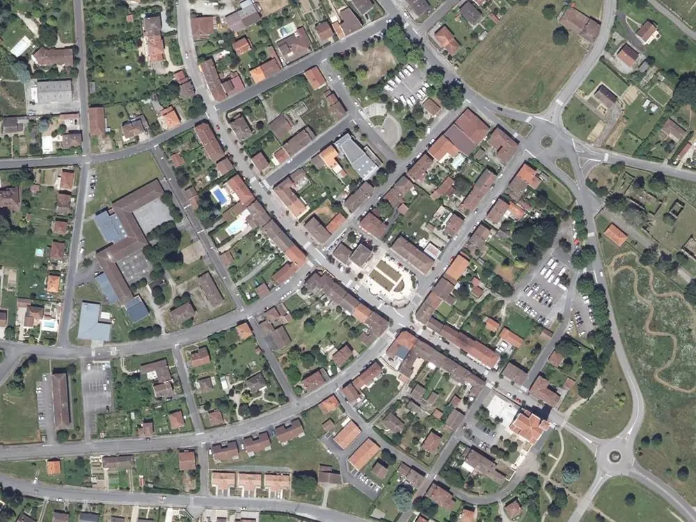 Vue aérienne du centre de Oradour-sur-Glane autour de la mairie