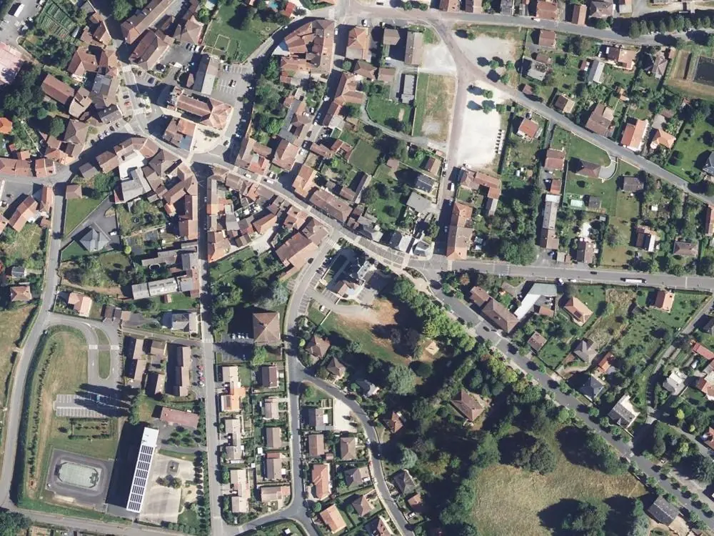 Vue aérienne du centre de Oradour-sur-Vayres autour de la mairie