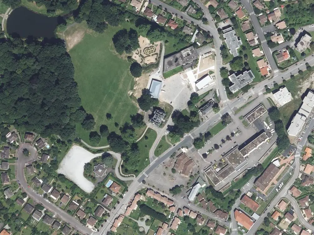 Vue aérienne du centre de Panazol autour de la mairie