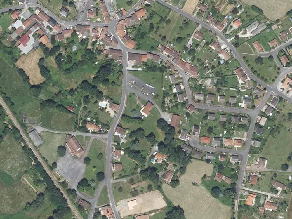 Vue aérienne du centre de Peyrat-de-Bellac autour de la mairie