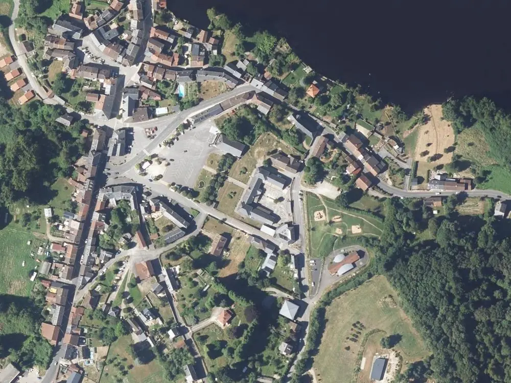Vue aérienne du centre de Peyrat-le-Château autour de la mairie