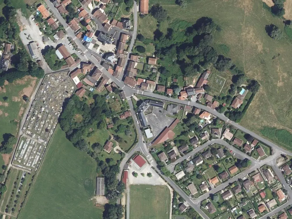 Vue aérienne du centre de Peyrilhac autour de la mairie