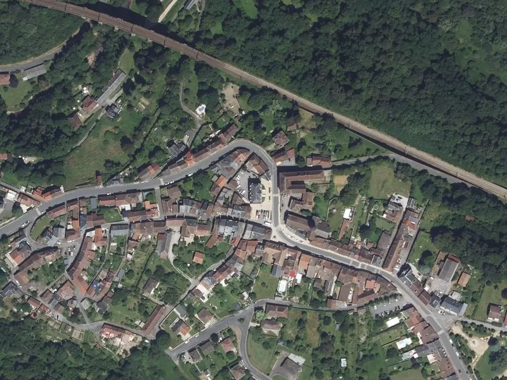Vue aérienne du centre de Pierre-Buffière autour de la mairie
