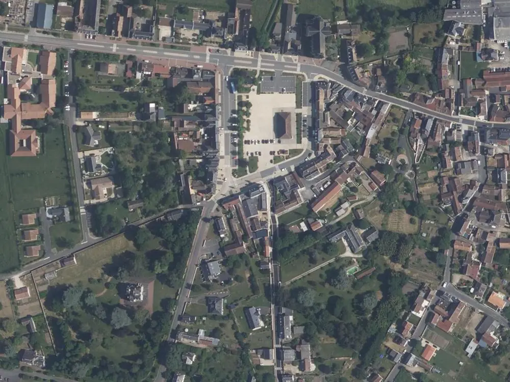 Vue aérienne du centre de Pleumartin autour de la mairie