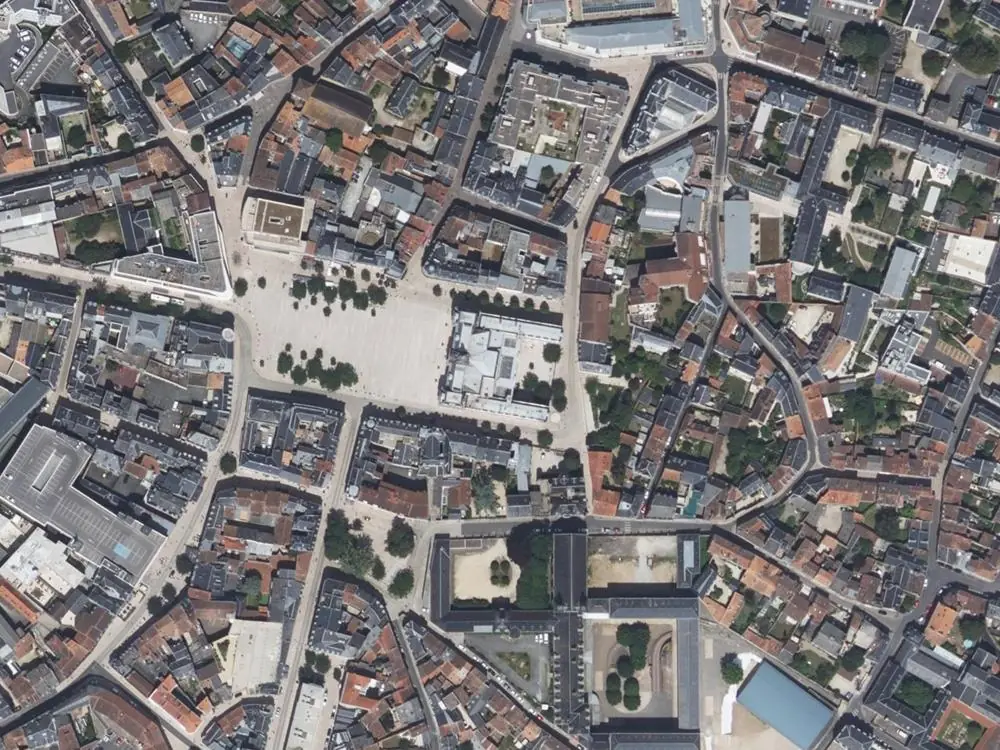 Vue aérienne du centre de Poitiers autour de la mairie