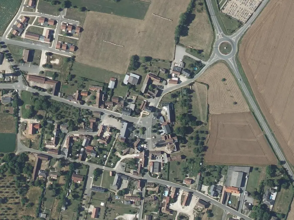 Vue aérienne du centre de Pouligny-Saint-Pierre autour de la mairie
