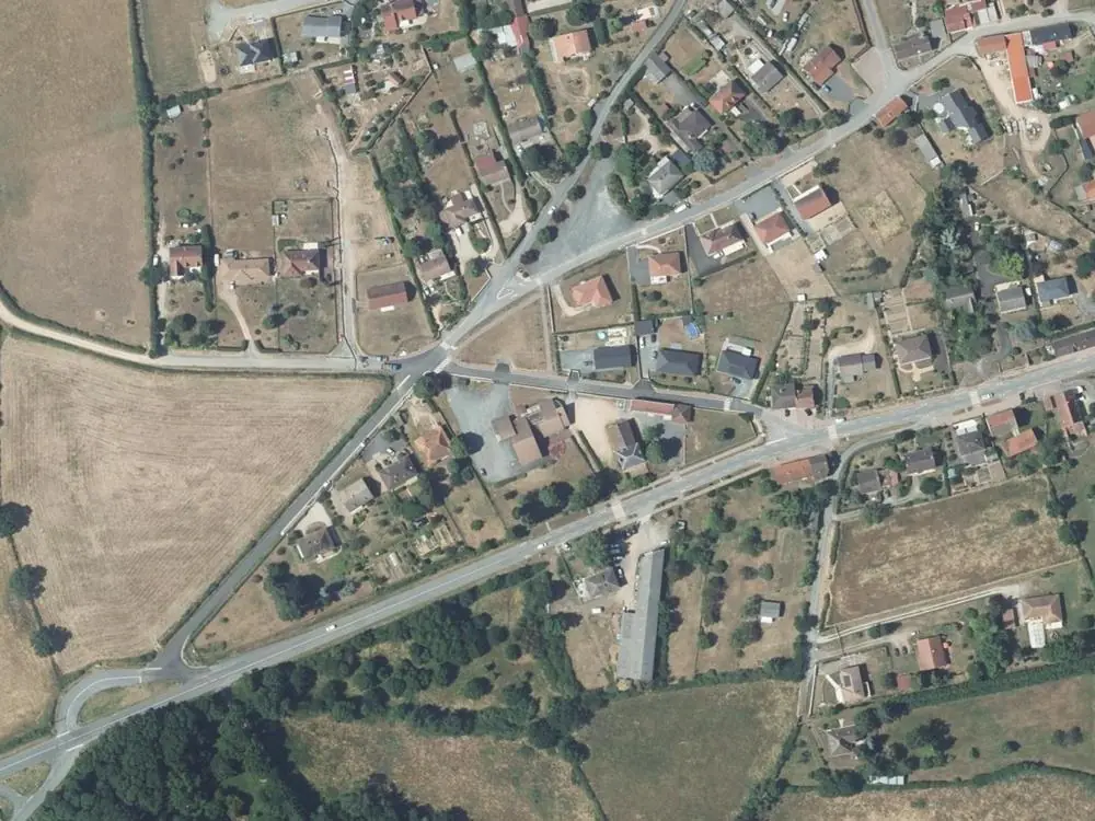 Vue aérienne du centre de Quinssaines autour de la mairie
