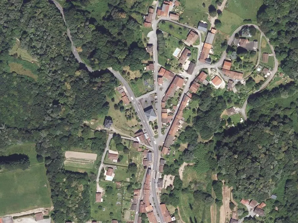 Vue aérienne du centre de Razès autour de la mairie