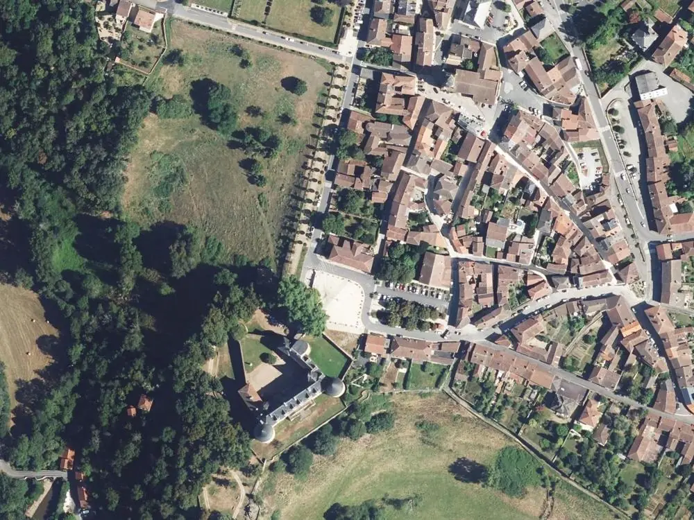 Vue aérienne du centre de Rochechouart autour de la mairie