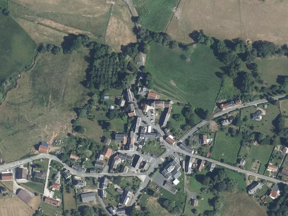 Vue aérienne du centre de Saint-Agnant-de-Versillat autour de la mairie